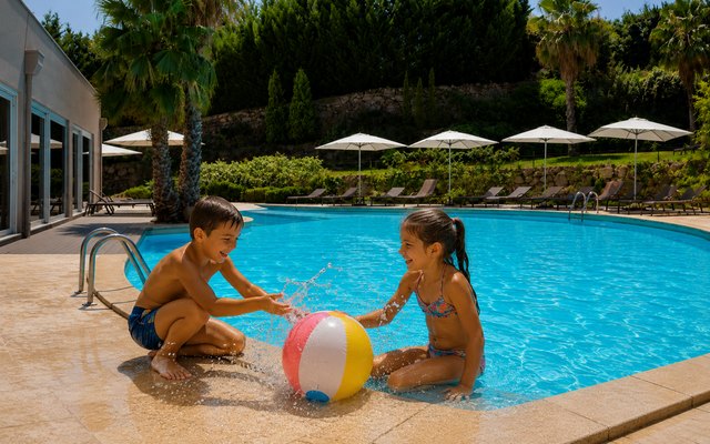 Crianças a brincar com uma bola na piscina do Puralã Wool Valley Hotel & Spa