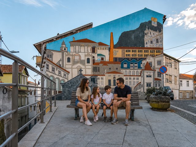 Família junto a um mural na Covilhã